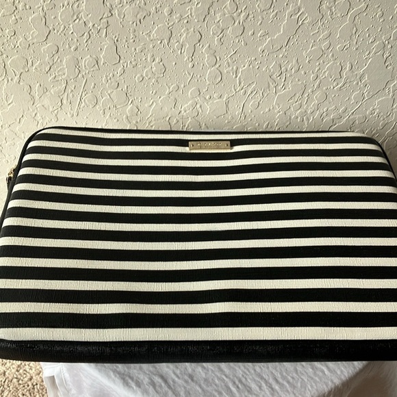 Kate Spade: Black/White Strip Computer Laptop Padded Zip Case/Sleeve - Picture 13 of 16